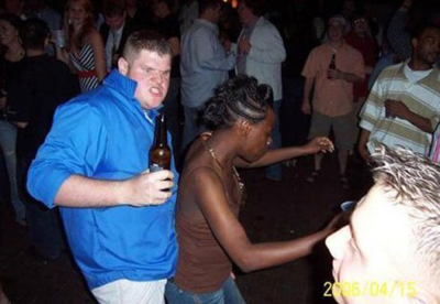 Мужик с бутылкой пива рассматривает танцующую девушку